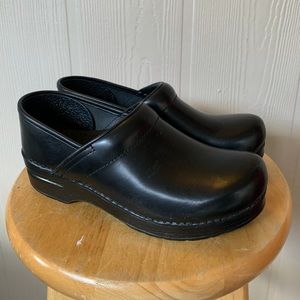 Professional Leather Dansko Clogs size 39N